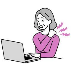 ノートパソコンの仕事中に肩こりがつらい年配の女性