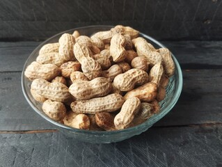 Boiled peanuts in bowl on the wooden table