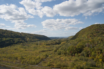 北海道旭川市の忠別湖にある忠別ダムの秋の紅葉と夕暮れ時の湖面と青空
