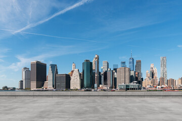 Obraz premium Manhattan skyline view with modern skyscrapers under a clear blue sky.