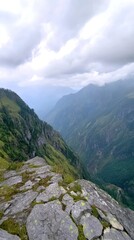Fototapeta premium A breathtaking view of a mountainous landscape under a cloudy sky.