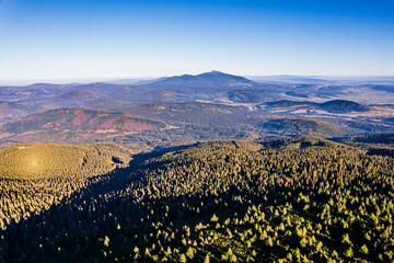 Góry jesienią w Polsce, Beskid Żywiecki, panorama z lotu ptaka z Pilska.