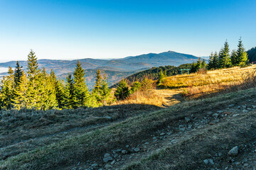 Góry jesienią w Polsce, Beskid Żywiecki, panorama z lotu ptaka z Pilska. © Franciszek