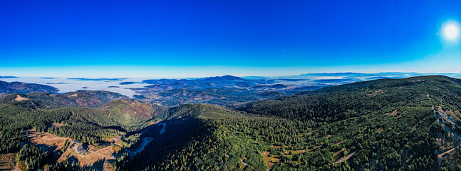 Góry jesienią w Polsce, Beskid Żywiecki, panorama z lotu ptaka z Pilska. © Franciszek