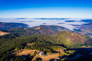 Góry jesienią w Polsce, Beskid Żywiecki, panorama z lotu ptaka z Pilska.