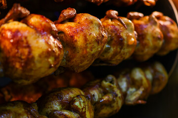 Polli allo spiedo in cottura lenta e a fuoco vivo