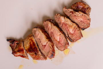 Tagliata di carne al sangue cotta sulla brace e servita in un ristorante elegante