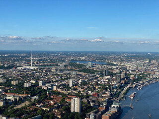 Obraz premium Stunning Aerial View of Cityscape and River Under Blue Sky