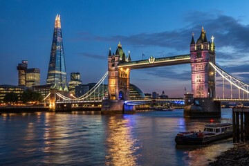 Obraz premium Stunning View of the River Thames at Sunset Featuring Tower Bridge and The Shard in the Background, Capturing London's Iconic Skyline and Serene Water Reflections