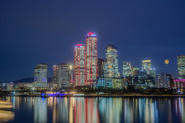 Obraz premium Cityscape night view of Yeouido, Seoul, south korea at sunset time
