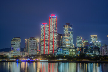 Obraz premium Cityscape night view of Yeouido, Seoul, south korea at sunset time