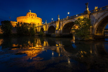 Die Engelsburg (Castel Sant Angelo) am Fuße des Tibers in Rom bei blauer Stunde, Italien