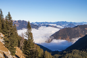 Berggipfel in bayrischen Voralpen mit Nebel &uuml;ber den T&auml;lern