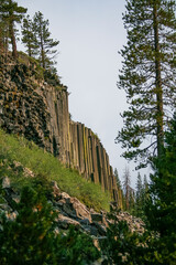 &rlm;Volcanic Hexagons rock formations in California&rsquo;s Devil&rsquo;s Postpiles National Monument. Incredible volcanic hexagons poles standing tall