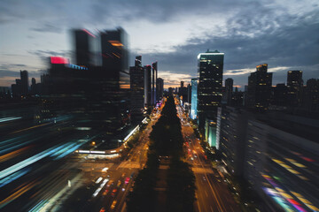 Obraz premium Blurry image of a big city at night, taken from above.