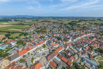 Die Stadt Osterhofen im Landkreis Deggendorf in Niederbayern von oben