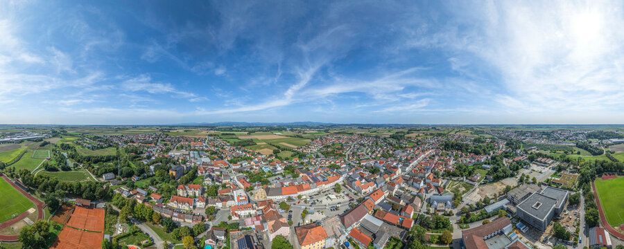 Die Stadt Osterhofen im Landkreis Deggendorf in Niederbayern von oben