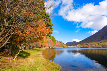 群馬県 紅葉に染まるの榛名山、榛名湖