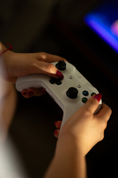 Manos de chica sosteniendo control de videojuegos
Girl&rsquo;s hands holding a video game controller