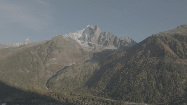  Vue drone Aiguille du Dru et hotel du Montenvers