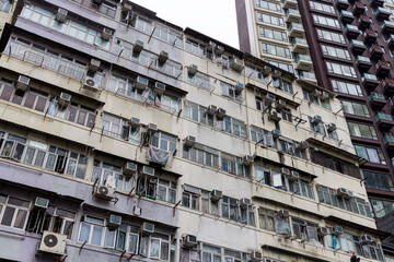 Obraz premium Hong Kong old style residential apartment building facade