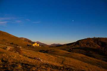 Fototapeta premium paesaggio col tramonto