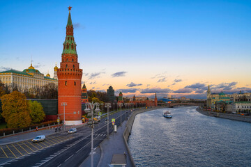 Obraz premium Sunset view of Moscow Kremlin, Kremlin Embankment and Moscow River in Moscow, Russia. Architecture and landmark of Moscow