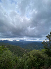 Fototapeta premium Paysage de montagne orageux dans les Cévennes