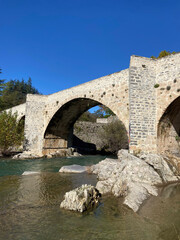 Pont médiéval sur la Vis dans les Cévennes