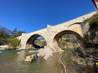 Fototapeta premium Pont médiéval sur la Vis dans les Cévennes