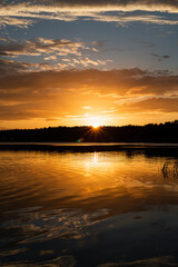 Zach&oacute;d słońca nad jeziorem