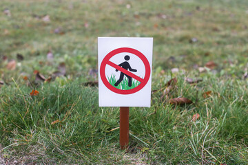 No walking on grass sign. Do not step on lawn warning symbol. Prohibition signpost on lawn....