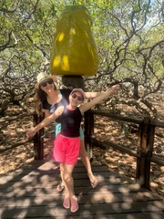 mãe e filha  visita maior cajueiro do mundo 