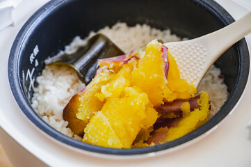 炊きあがった丸ごとサツマイモご飯