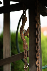 Stary zerdzwiały łańcuch