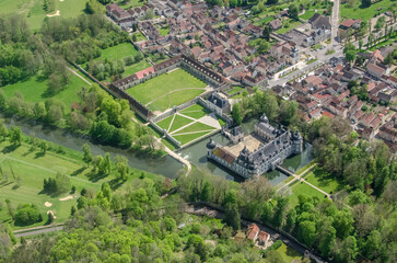 vue aérienne du château de Tanlay dans la Nièvre en France