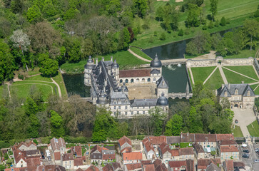 vue a&eacute;rienne du ch&acirc;teau de Tanlay dans la Ni&egrave;vre en France