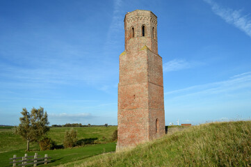 Obraz premium Plompe Toren ist ein spätgotischer, 23 Meter hoher Turm, gelegen direkt auf dem Süddeich nahe Burgh-Haamstede auf der niederländischen Insel Schouwen-Duiveland. Der Turm gehörte ursprünglich zur Pfarr