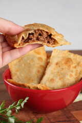 Pastel de massa crocante recheado com carne