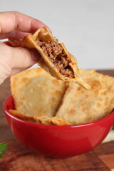 Pastel de massa crocante recheado com carne