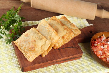 Pastel de massa crocante recheado com carne