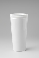 Schlanker weißer Reisebecher mit Deckel minimalistisches Design Kaffeebecher to go isolierter Trinkbecher für unterwegs modernes elegantes Trinkgefäß für Kaffee Tee Büro und Alltag