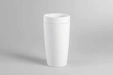 Schlanker weißer Reisebecher mit Deckel minimalistisches Design Kaffeebecher to go isolierter Trinkbecher für unterwegs modernes elegantes Trinkgefäß für Kaffee Tee Büro und Alltag
