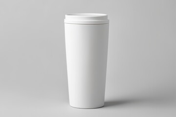 Schlanker weißer Reisebecher mit Deckel minimalistisches Design Kaffeebecher to go isolierter Trinkbecher für unterwegs modernes elegantes Trinkgefäß für Kaffee Tee Büro und Alltag