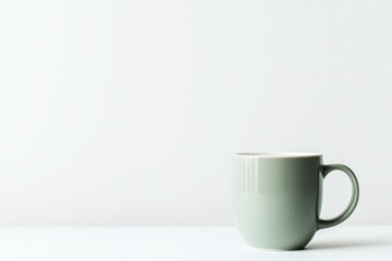 Obraz premium Minimalistische grüne Kaffeetasse Porzellan Tasse für Kaffee Tee modernes Design Fotografie weißer Hintergrund stilvolle Tasse Dekoration Büro Küchendekor Geschenkidee für Kaffeeliebhaber