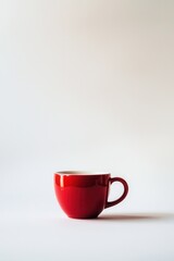 Minimalistische rote Kaffeetasse Porzellan Tasse für Kaffee Tee modernes Design Fotografie weißer Hintergrund stilvolle Tasse Dekoration Büro Küchendekor Geschenkidee für Kaffeeliebhaber