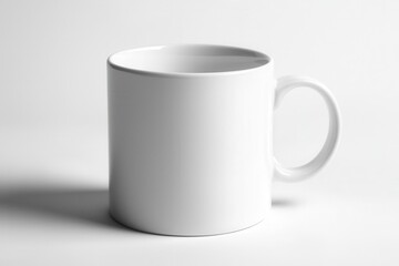 Obraz premium Minimalistische weiße Kaffeetasse Porzellan Tasse für Kaffee Tee schlichtes Design Moderne Tasse Fotografie weißer Hintergrund Dekoration Büro Küchendekor Geschenkidee für Kaffeeliebhaber