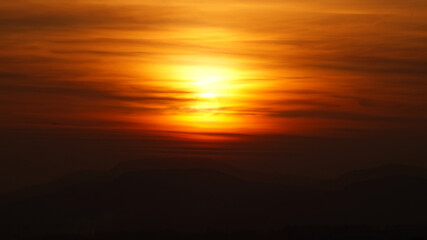 Obraz premium Red sunset on the mountain background