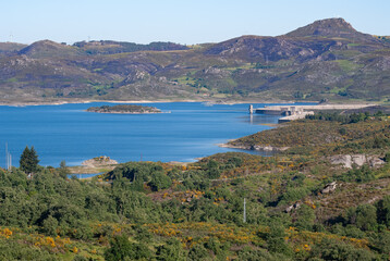 Fototapeta premium Uma albufeira ou lago artefecial para armazenamento de água, vê-se as águas azuis contrastando com os verdes das encostas.