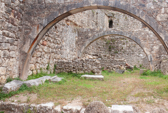Parte das ruinas de um castelo, tem os arcos que sustent&aacute;vam algum tipo de cobertura.